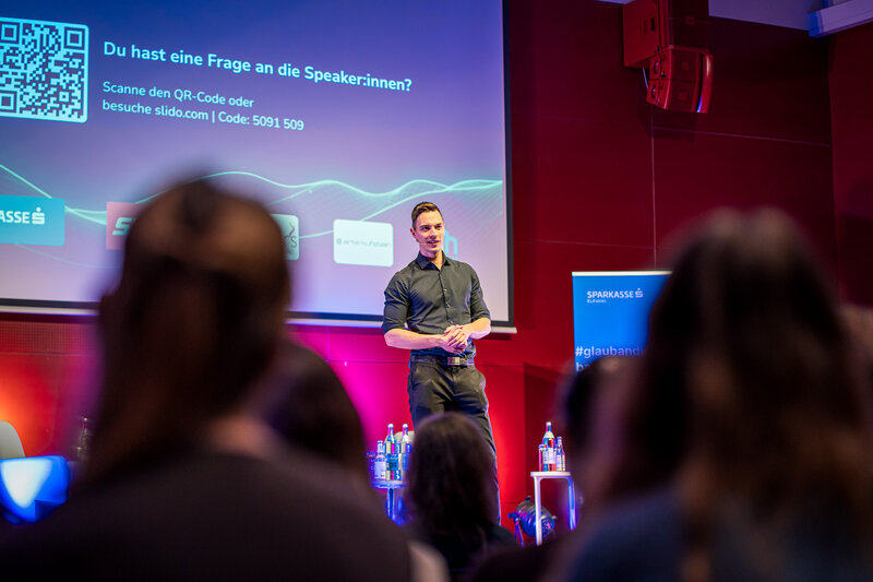 Person steht auf der Bühne.