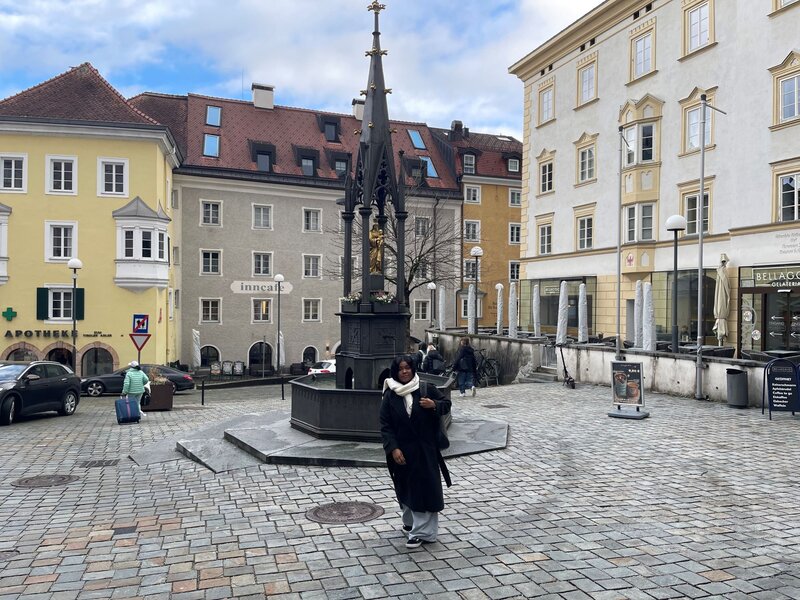 Esther vor einem Brunnen auf dem Marktplatz von Kufstein.