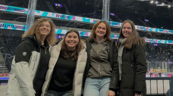 Vier Personen stehen in einem Eishockey-Stadion. | © privat