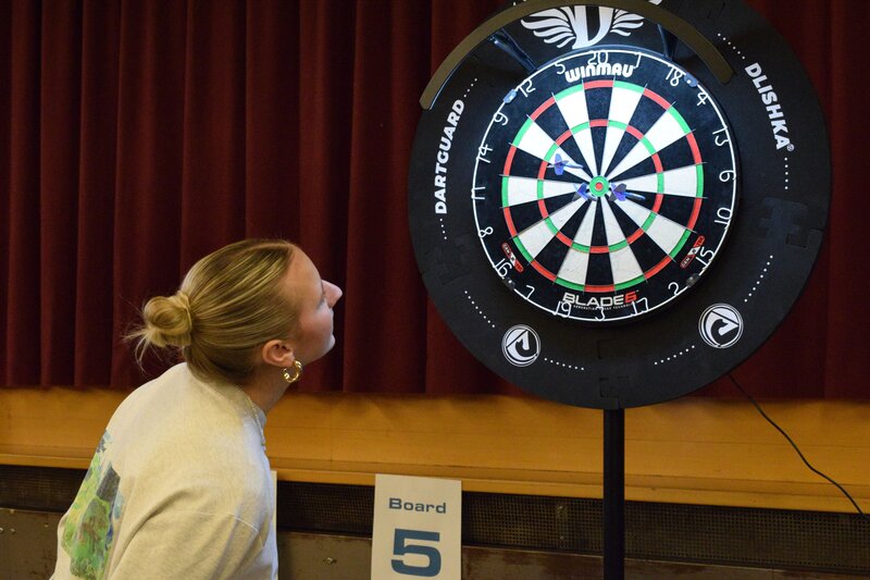 Person blickt auf die Dartscheibe