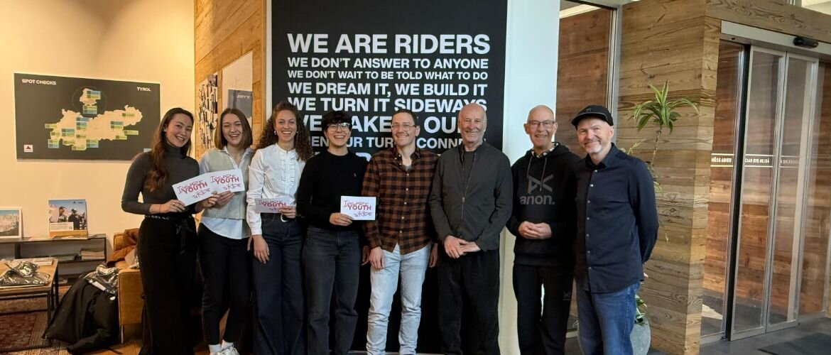 Studierende mit Louis Moustakas und die Auftraggeber von CHILL stehen für ein Gruppenfoto zusammen. 