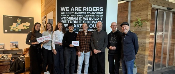 Studierende mit Louis Moustakas und die Auftraggeber von CHILL stehen für ein Gruppenfoto zusammen.  | © A. Herzog