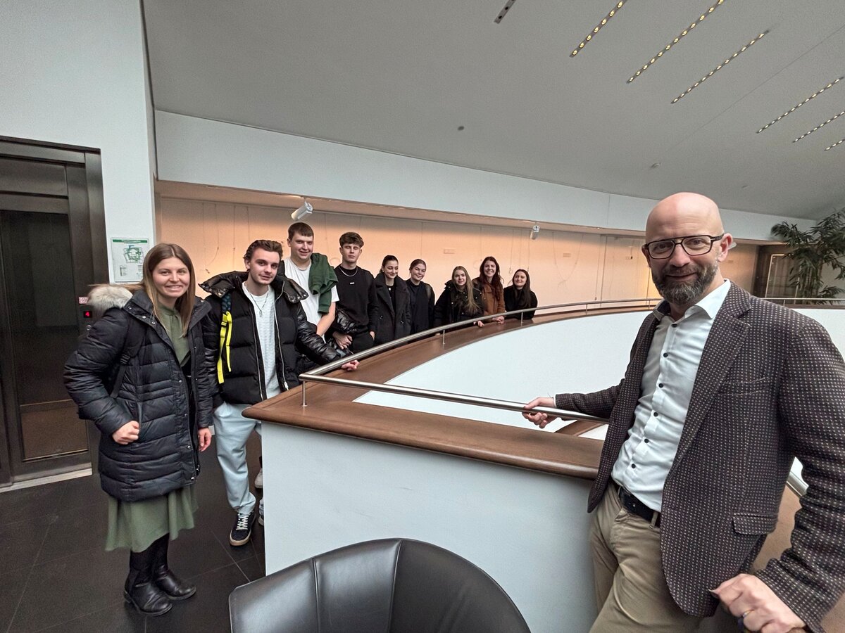 Studierende gemeinsam mit Hannes Widmann in den Räumlichkeiten der Sparkasse Kufstein.