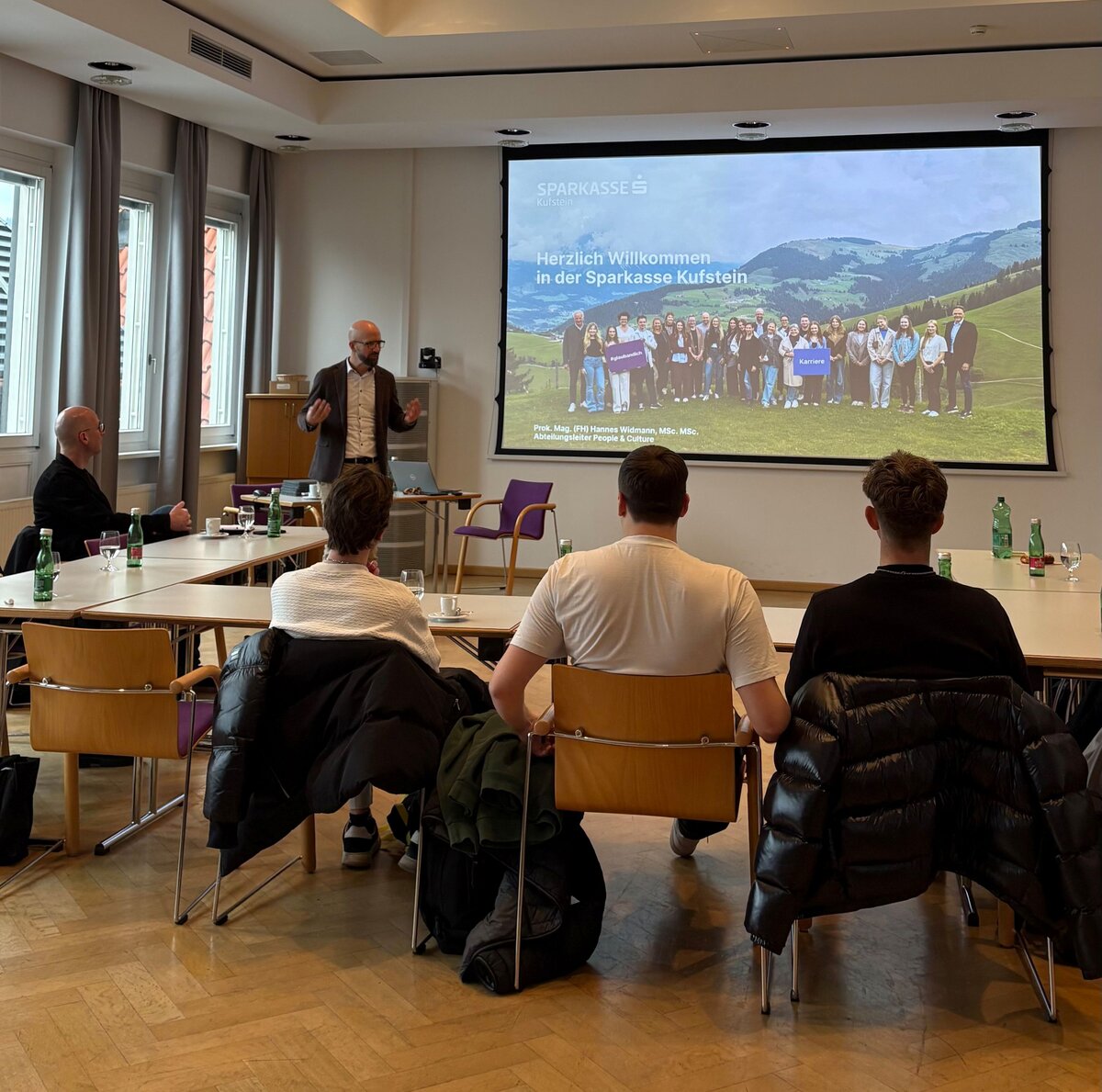 Hannes Widmann führt den Workshop für die Studierenden und zeigt die Inhalte über eine Präsentation.
