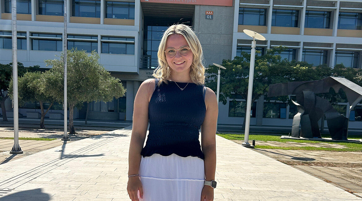 Theresa Meißl steht vor dem Eingang der University of Cyprus