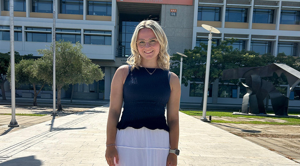 Theresa Meißl steht vor dem Eingang der University of Cyprus | © privat