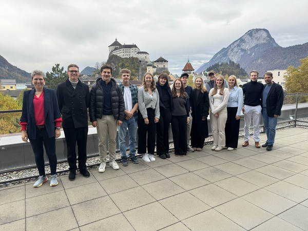 Auftraggeber von Škoda Österreich, Hochschul-Betreuer und Studierende auf der Dachterrasse der FH Kufstein Tirol. | © FH Kufstein Tirol