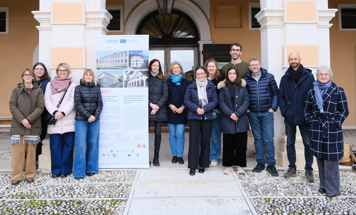 Mitglieder des Forschungsprojekts vor einem Museumseingang in Montebelluna.