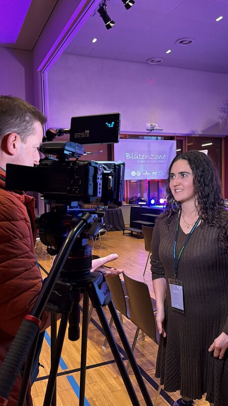 Julia Porzelt gibt direktes Interview vor einer Kamera.