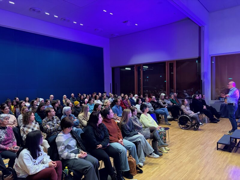 Publikum des Kulturerlebnis 2026 blickt gespannt auf die Bühne.