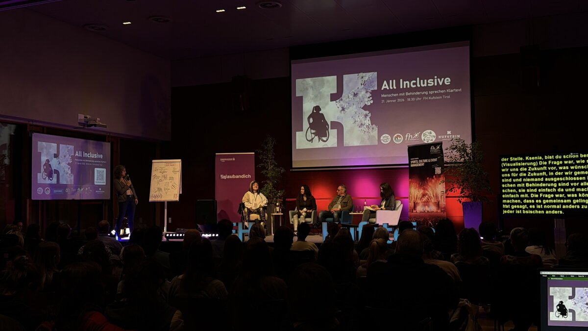 Podiumsgespräch mit Speaker*innen Marianne Hengl, Julia Porzelt, Günter Knoll und Moderatorin Barabara Plank.