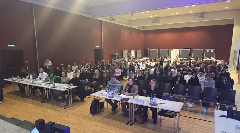 Blick in das Publikum sowie auf die Jury in der vorderen Reihe.
