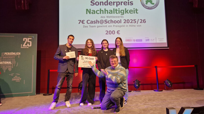 Gruppenmitglieder Plant a Memory bei der Preisverleihung auf der Bühne.