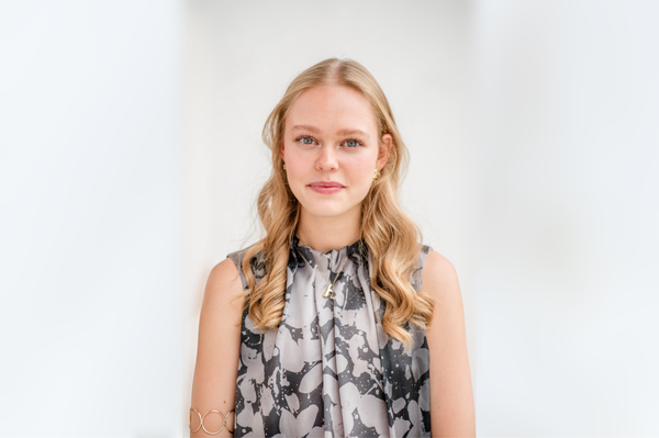 Hanna Wimmer steht vor einer weißen Wand. | © privat