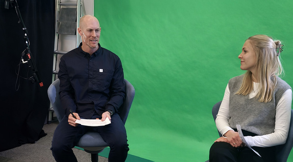 Markus Zeiss und Magdalena Hagen moderieren den Livestream der EXPOnline 2026 an der Kufsteiner Hochschule. | © FH Kufstein Tirol