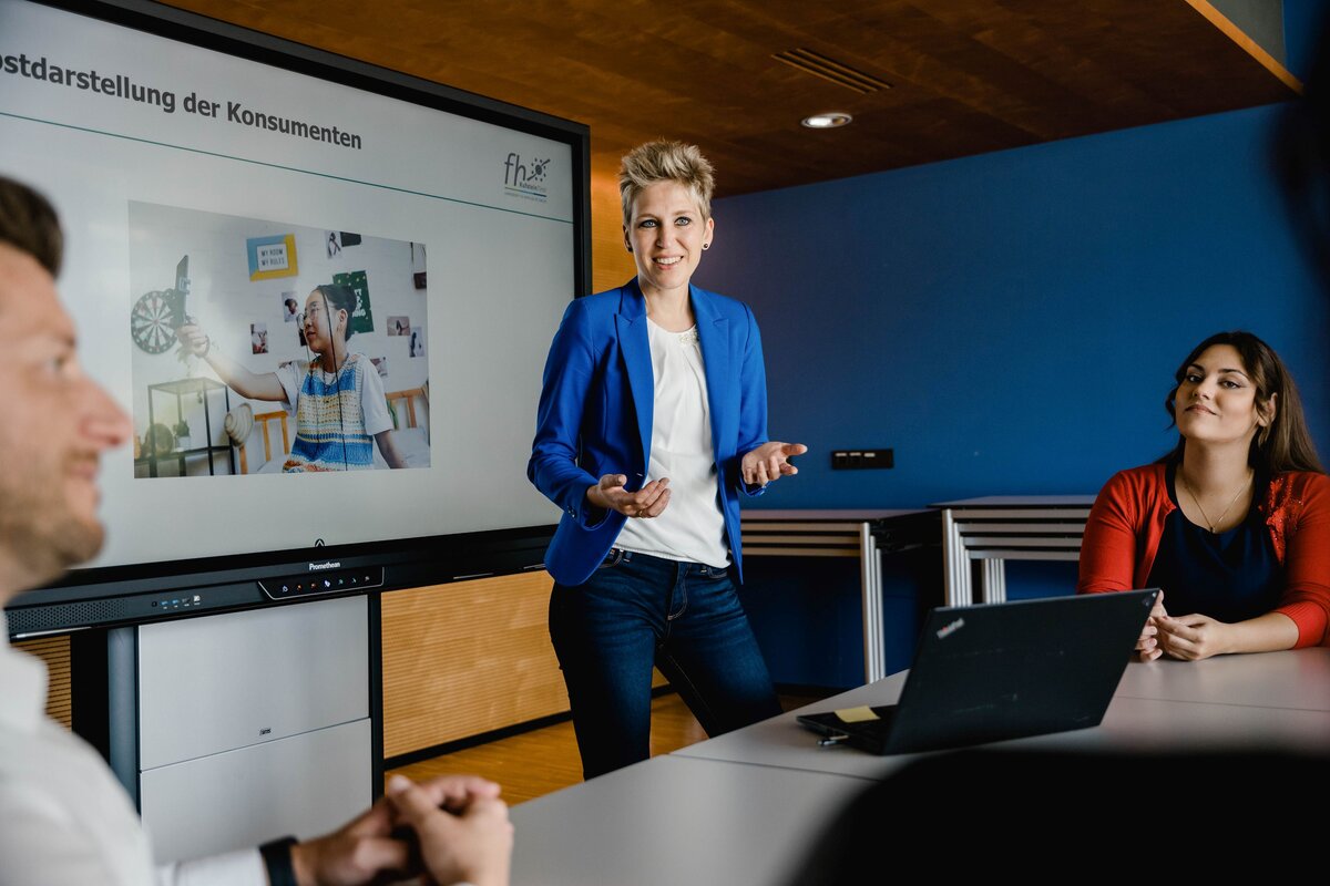 Prof. (FH) Dr. Kristina Kampfer im Gespräch mit Teilnehmenden der Weiterbildungsprogramme im Bereich Automotive & Mobility.