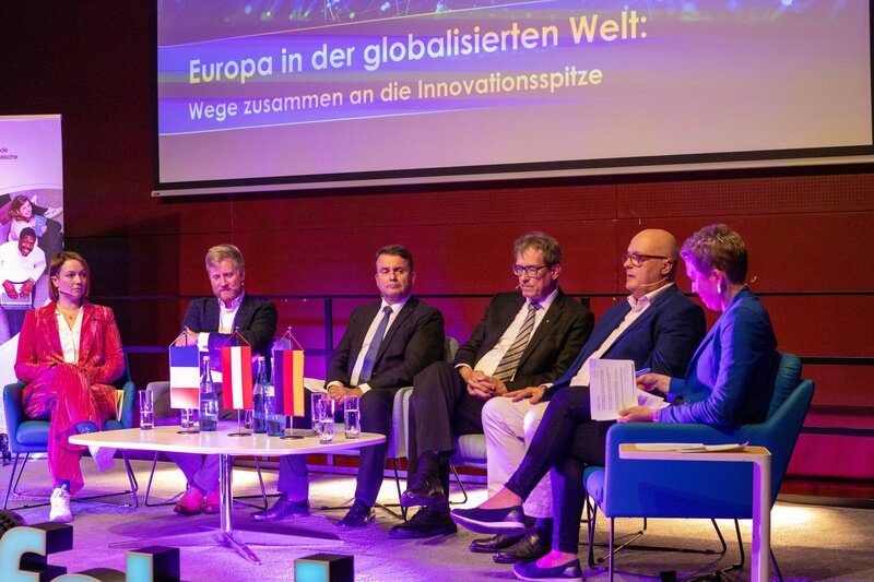 Podiumsdiskussion mit internationalen Expert:innen beim Management Forum Kufstein unter der Moderation von Prof. Dr. Kristina Kampfer.