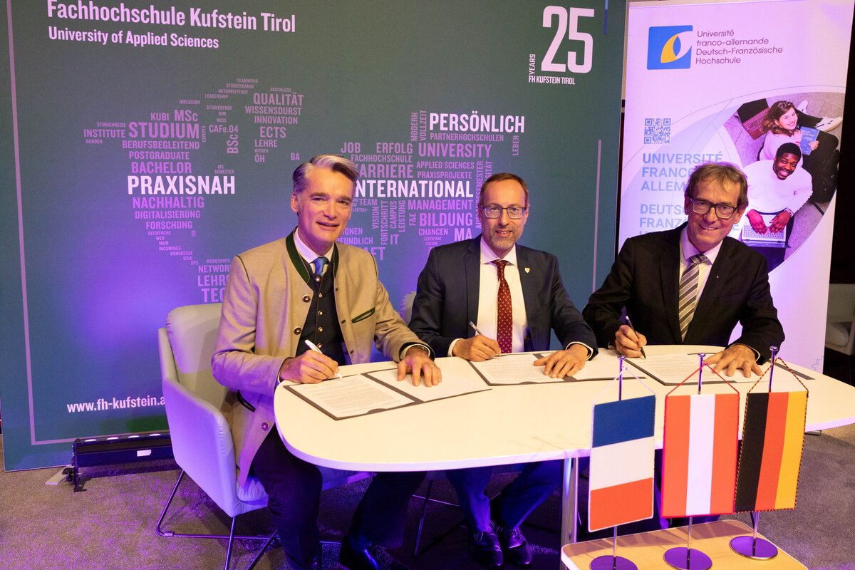 Prof. Dr. Philippe Gréciano, Prof. PD Dr. Mario Döller und Prof. Dr. Stefan W. Pickl bei der Unterzeichnung zur Initiierung eines internationalen Drohnenpreises.