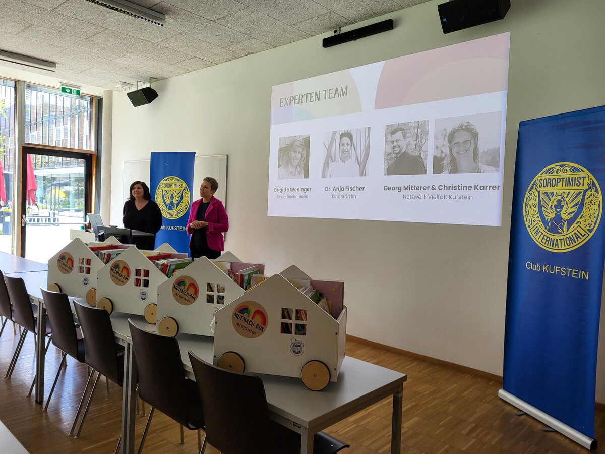 Während der Pressekonferenz wurden zehn weitere MutMach-Boxen symbolisch übergeben.