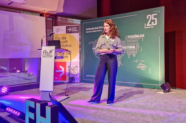 Rebecca Zimmermann auf der Bühne beim Kulturatlas. | © FH Kufstein Tirol