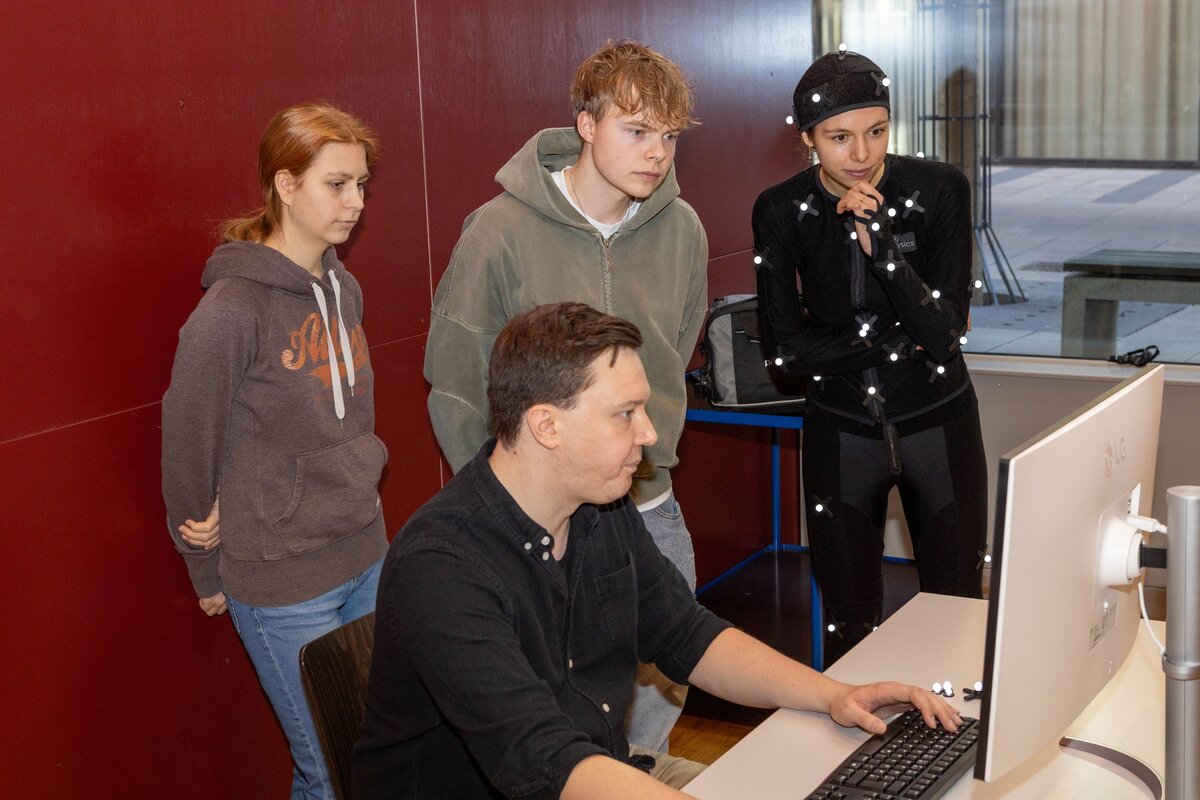 ie drei Schüler:innen der HLW Kufstein und Julian Klinger, MSc, betrachten im Motion-Capture-Lab der FH Kufstein Tirol gemeinsam die live aufgezeichneten Bewegungsdaten auf dem Bildschirm und erhalten so einen direkten Einblick in die digitale Animation in Echtzeit.