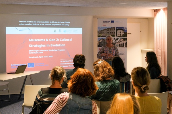 Prof.in (FH) Dr.in Verena Teissl begrüßt die Teilnehmenden zu den EMY Workshops Museen und die Generation Z | © Anna Battistella (EMY Projekt)