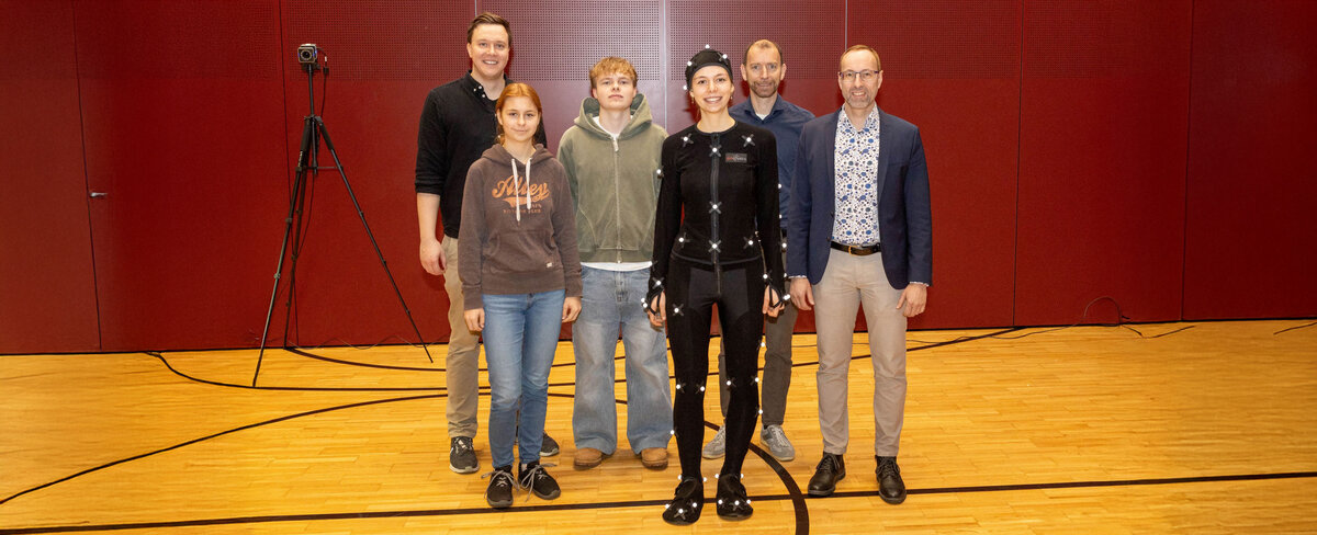 MoCap-Laborverantwortlicher Julian Klinger, MSc, die HLW-Schüler:innen Sarah Haupt, Matthias Feiersinger und Stefanie Leps, der Leiter der Labore der FH Kufstein Tirol, Asc. Prof. (FH) Ing. Markus Ehrlenbach, MSc sowie FH-Rektor Prof. (FH) PD Dr. Mario Döller (v.l.n.r.) im MoCap-Lab