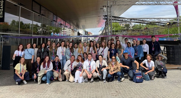 Studenten stehen vor dem Eingang zum ESC in Wien. | © FH Kufstein Tirol