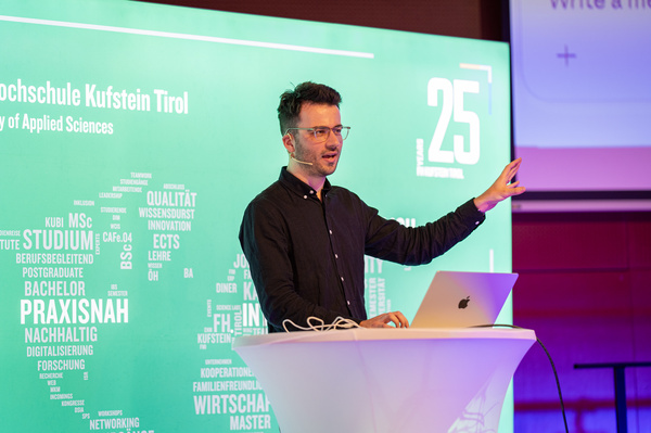 Rede von Gregor Schmalzried beim 2. KI-Kongress an der Kufsteiner Hochschule | © Fotografie Fettinger