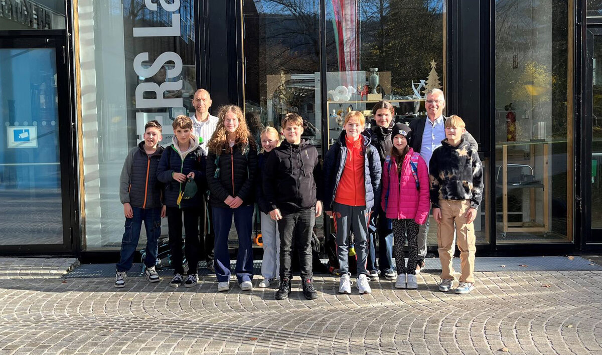 Schüler:innen mit Physiklehrer Christian Pronegg und Markus Ehrlenbach vor dem Gebäude der FH Kufstein Tirol.