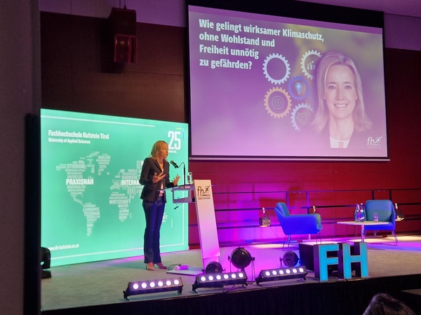 Dr. Kristina Schröder während ihrem Vortrag auf der Bühne beim Management Forum Kufstein. | © FH Kufstein Tirol