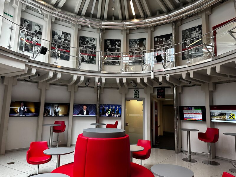 Einblick in das Studio von ORF Tirol während der Exkursion des MKM-Studiengangs der FH Kufstein Tirol.
