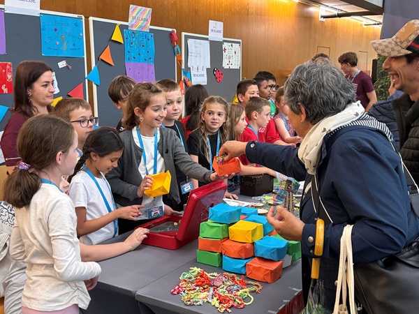 Schüler:innen präsentieren mit Stolz ihre Artikel. | © FH Kufstein Tirol