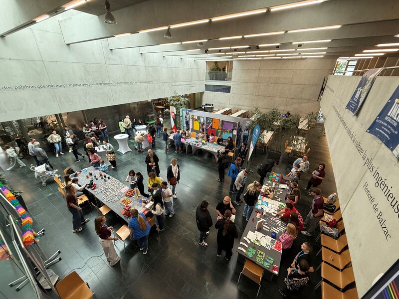 Alle Beteiligten mit den Besucher:innen des Changemaker Markttags in der Aula der FH Kufstein Tirol.