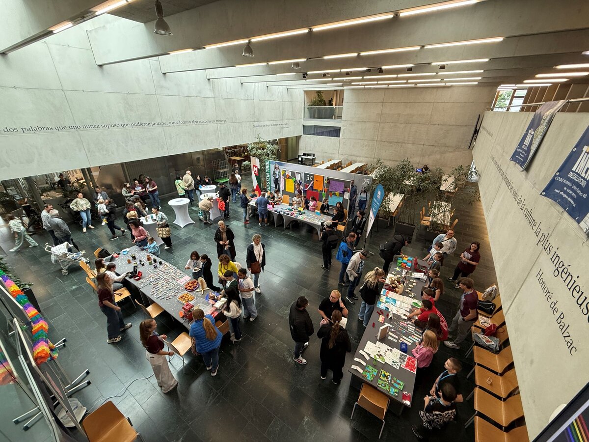 Alle Beteiligten mit den Besucher:innen des Changemaker Markttags in der Aula der FH Kufstein Tirol.