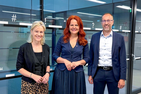 Cornelia Hagele gratuliert Mario Döller zum Vorsitz der Tiroler Hochschulkonferenz und bedankt sich bei Regine Mathies für ihre Amtszeit. | © Land Tirol 