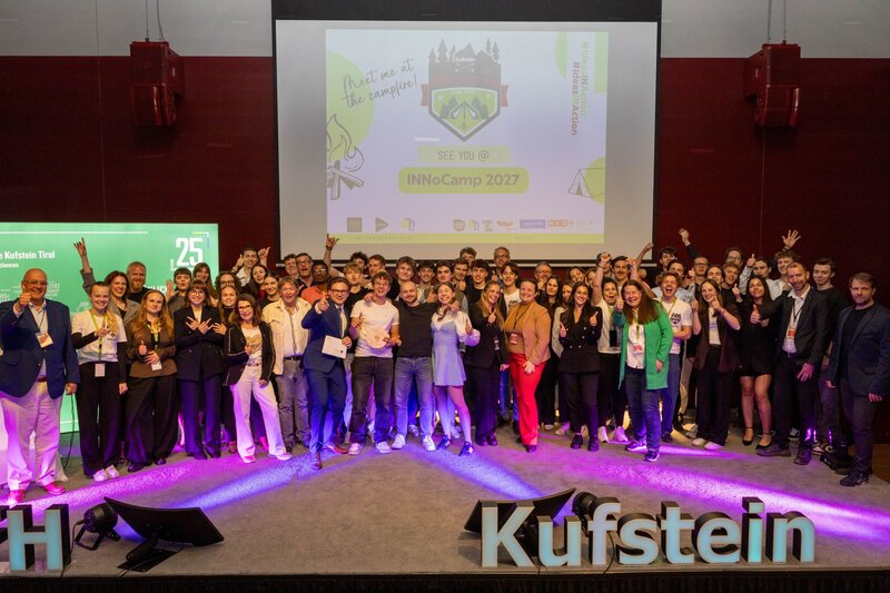 Alle Beteiligten stehen auf der Bühne im Festsaal der FH Kufstein Tirol