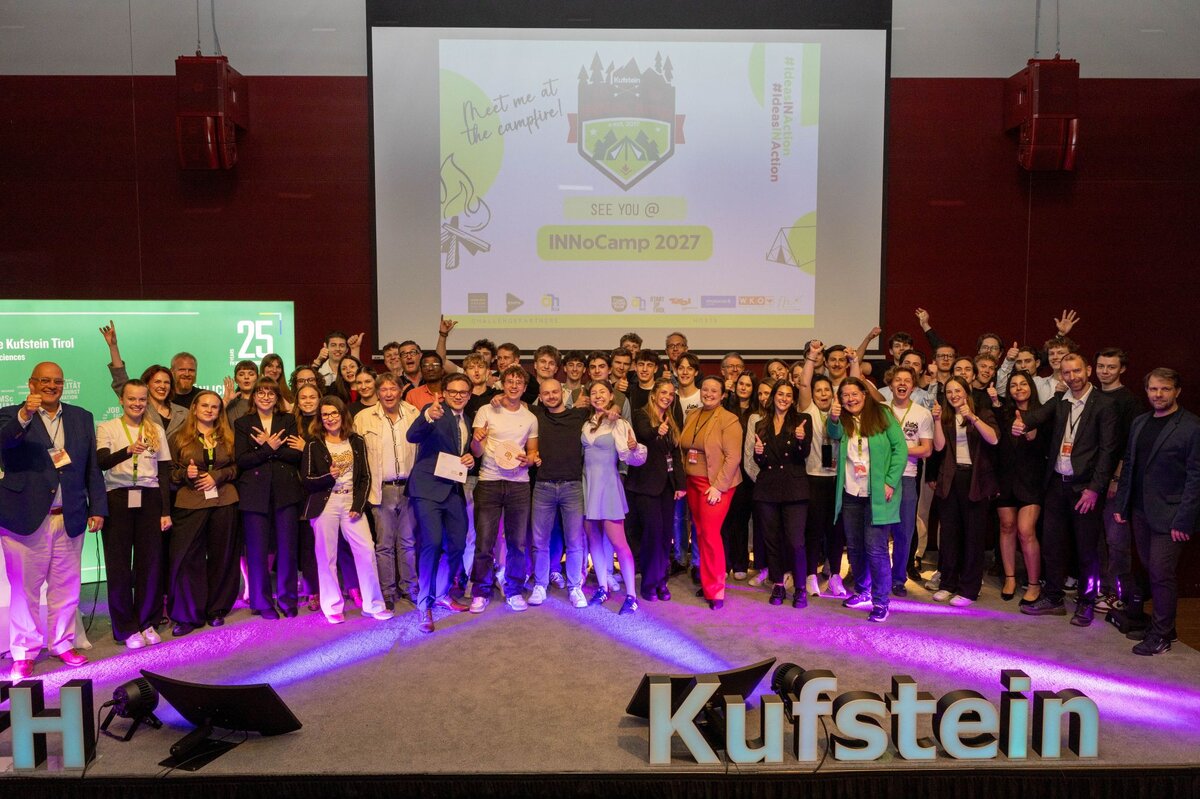 Alle Beteiligten stehen auf der Bühne im Festsaal der FH Kufstein Tirol