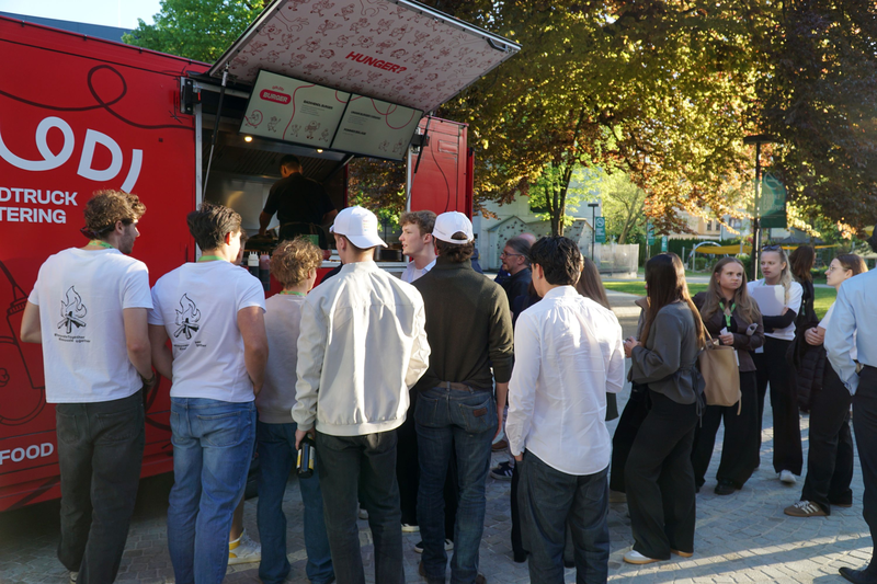 Teilnehmer:innen rund um den Food-Truck vor dem Gebäude der FH Kufstein Tirol.