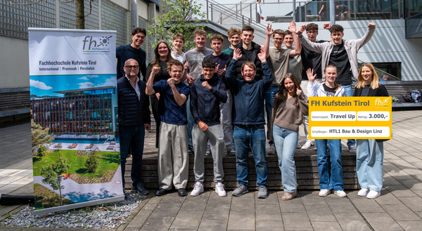 Schüler:innen der HTL Linz nehmen gemeinsam mit Lena Streli den symbolischen Travel-up-Reisescheck für ihre Klassenfahrt nach Skandinavien entgegen. | © FH Kufstein Tirol 
