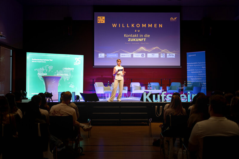 Viktoria Mall moderiert das Event Kontakt in die Zukunft vor Publikum an der FH Kufstein Tirol.