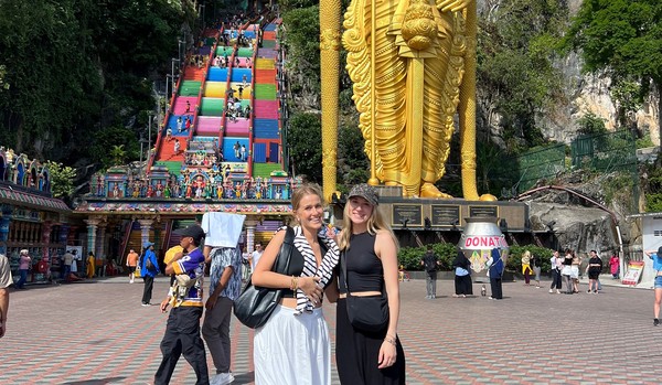 Christina bei den Batu Caves in Selangor bei Kuala Lumpur in Malaysia. | © privat