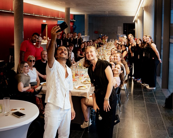 Küchengeschichten mit Omar Khir Alanam und ein Selfie mit allen Gästen. | © NIJO PHOTOGRAPHY