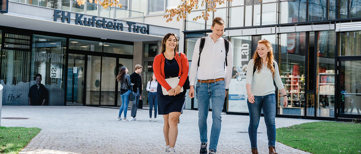 Studierende vor der dem Eingang FH Kufstein Tirol.
