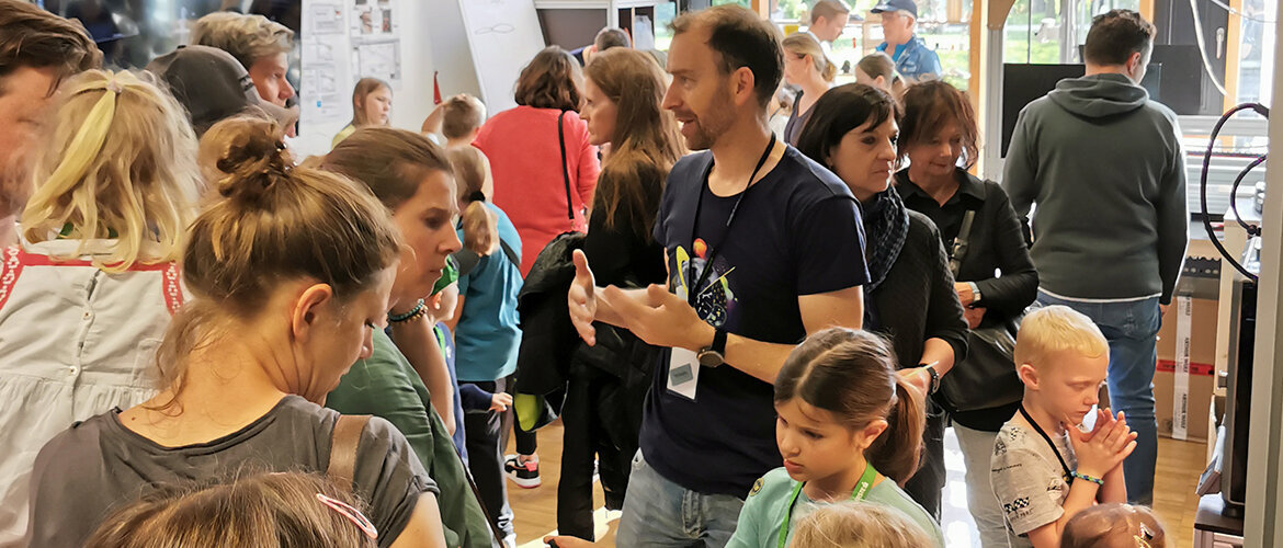 Lange_Nacht_der_Forschung_2024 | © FH Kufstein Tirol Zahlreiche Besucher:innen im Festsaal der FH Kufstein Tirol bei der Langen Nacht der Foschung. | © FH Kufstein Tirol