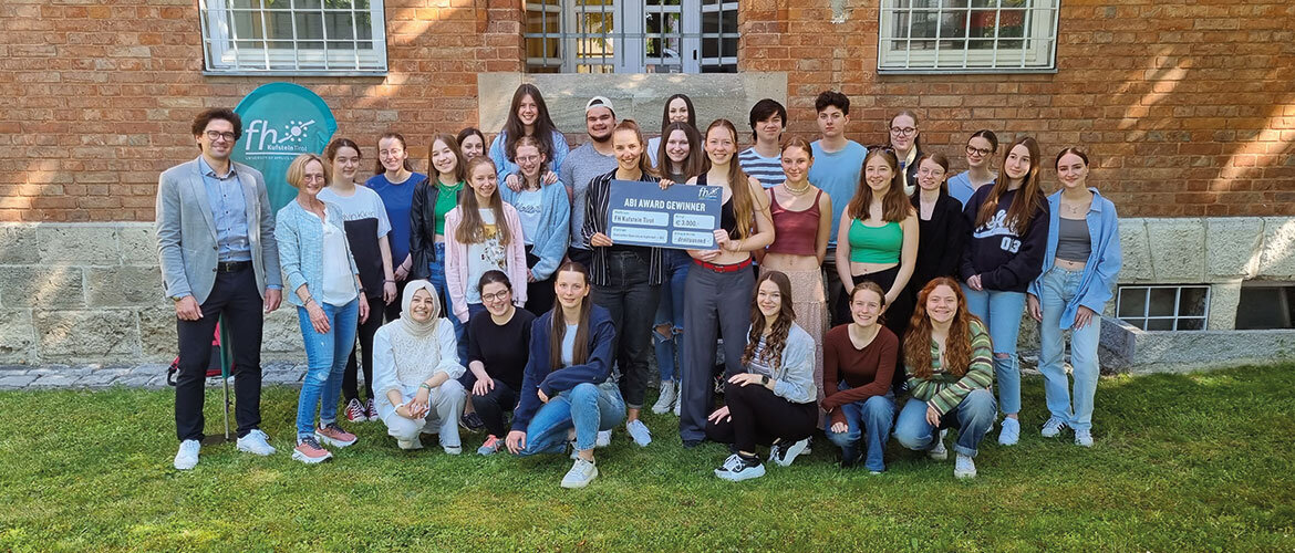 Die Klasse Q12 des Gnadenthal Gymnasiums Ingolstadt mit dem Gutschein für ihr Preisgeld.