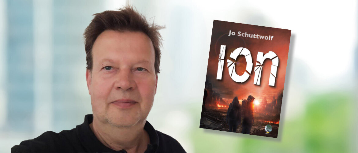 Interview_Jo_Schuttwolf | © Jo Schuttwolf / FH Kufstein Tirol Science-Fiction-Autor Ju Schuttwolf mit dem Cover seines Buches Ion | © Jo Schuttwolf / FH Kufstein Tirol