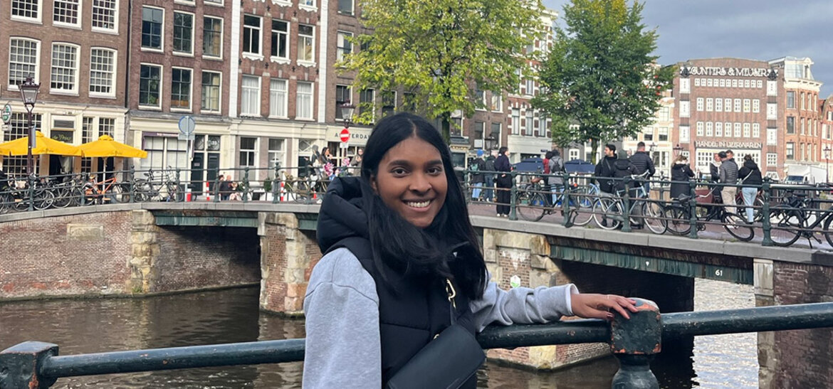 Die Studentin Johanna Braun an einer Brücke in Vlissingen in den Niederlanden. | © FH Kufstein Tirol