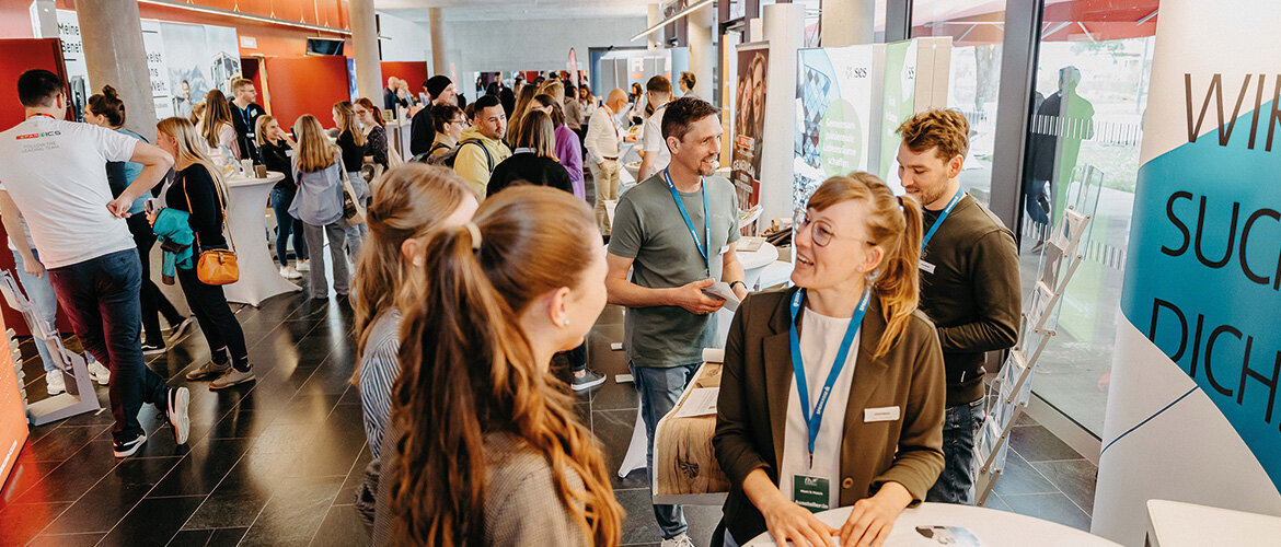 Unternehmensvertreter:innen und Studierende im Austausch bei der Meet & Match 2024 | © FH Kufstein Tirol