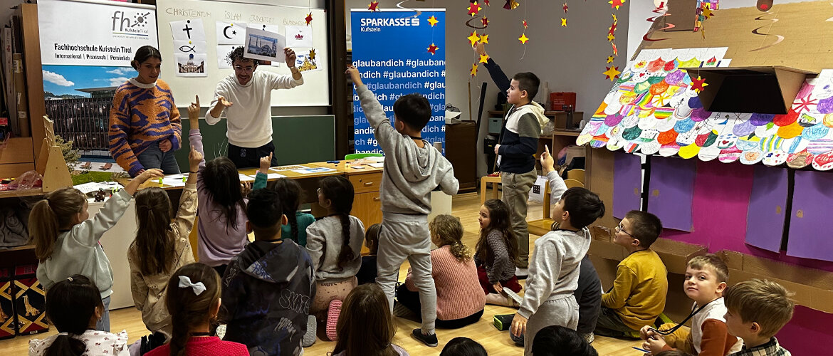 diversity_matters_religionen | © FH Kufstein Tirol Studierende der FH Kufstein Tirol bringen Volkschülern in ihrem Klassenraum Weltreligionen näher. | © FH Kufstein Tirol